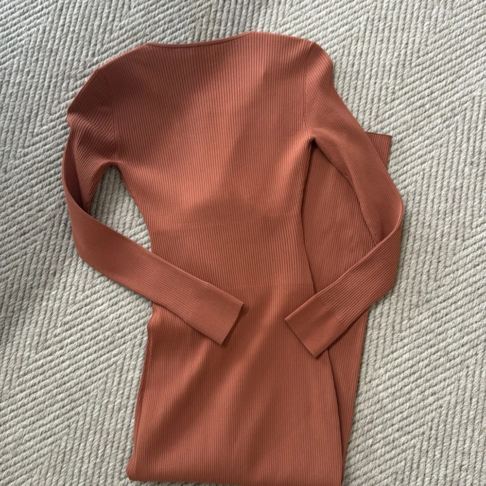 ALC fitted maxi with statement center cut.
Never worn XS - Picture 6 of 6
